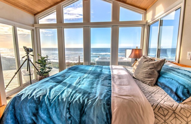Ocean Front on Sandy Beach in Gleneden Beach! Ocean View Hot Tub! Dog Friendly!