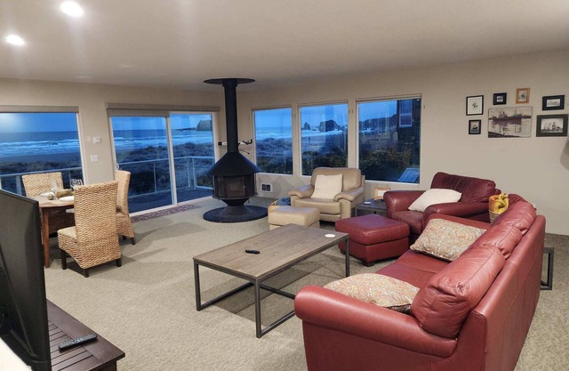 Ocean Front ON the Beach - Spectacular Views! 14 Minutes to Bandon Dunes Golf!