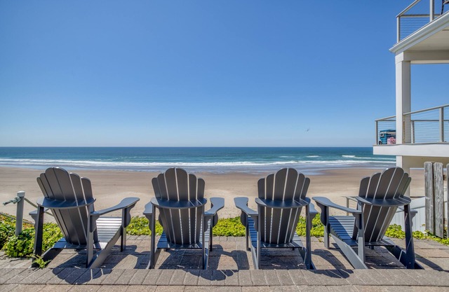 Ocean's Edge Oceanfront Home Roads End Home with Private Beach Access!