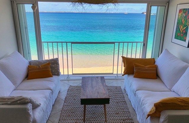 OCEAN SOUNDS : one bedroom two floor beach apartment with a stunning view