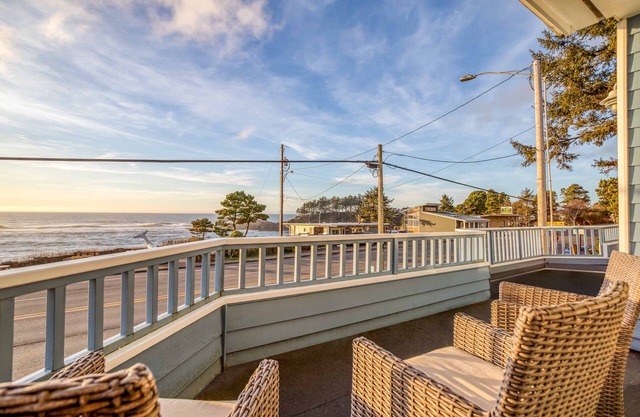 Ocean-View Depoe Bay Condo with King Suite Overlooks Seawall, Spouting Horn!
