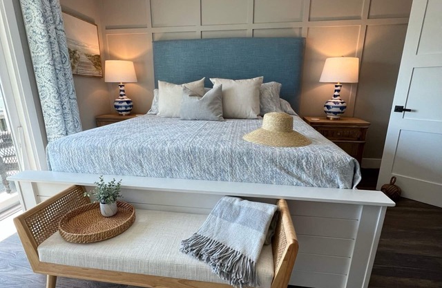 Ocean View. Pet Friendly - Coastal Charm, Clean & Comfy.