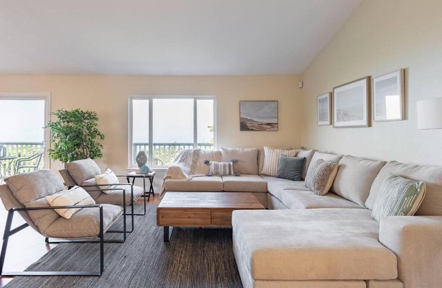 Ocean View Retreat Mins to Beaches & Trails