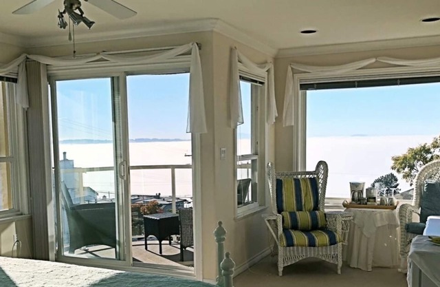 Ocean view room with balcony, Jet tub-----5 Min walk to the beach!