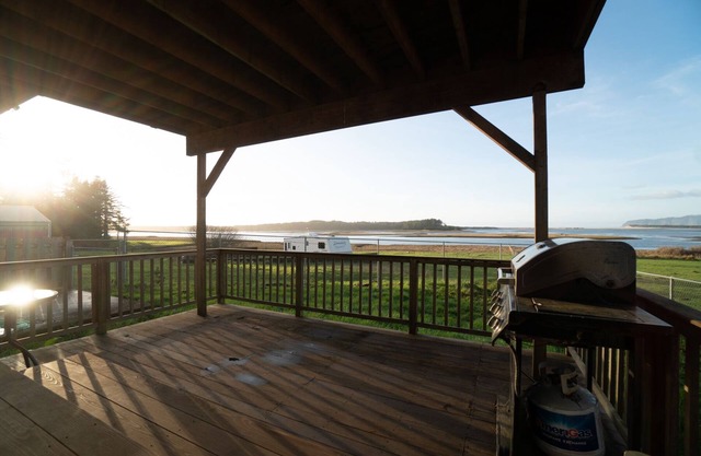 Ocean Views in Tierra Del Mar! Two Large Decks-Fenced Yard-Pet Friendly!