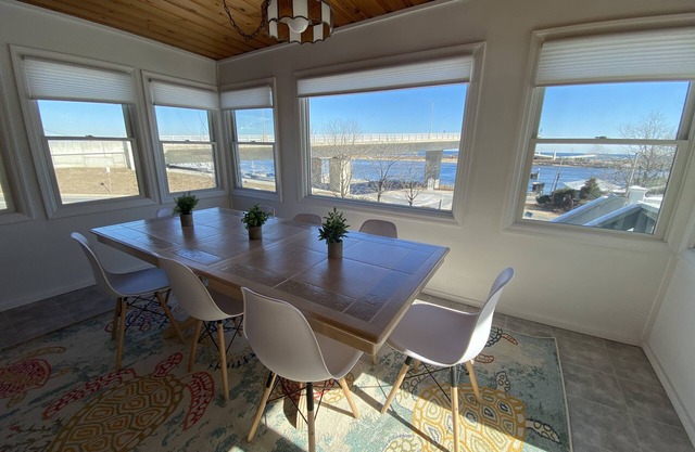 Ocean views, walk to beach, restaurants, music & park