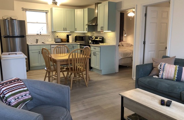 Oceanblock & Downtown Bethany - 2 bed/1 bathroom with Private Sun Porch