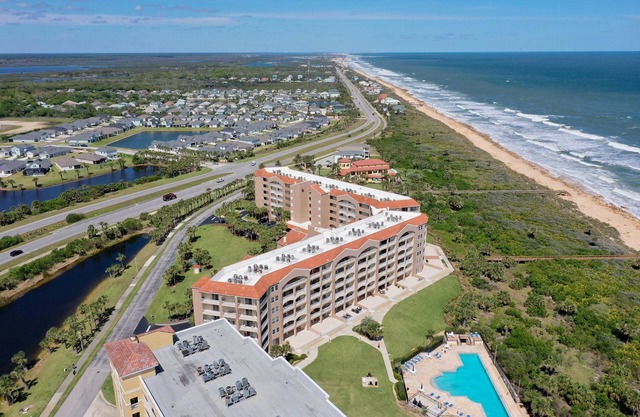 Oceanfront 2/2 Condo; Short walk to Pool & Beach! .