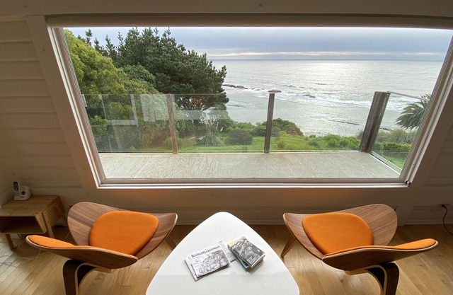 Oceanfront 2bd modern log cabin in Bolinas