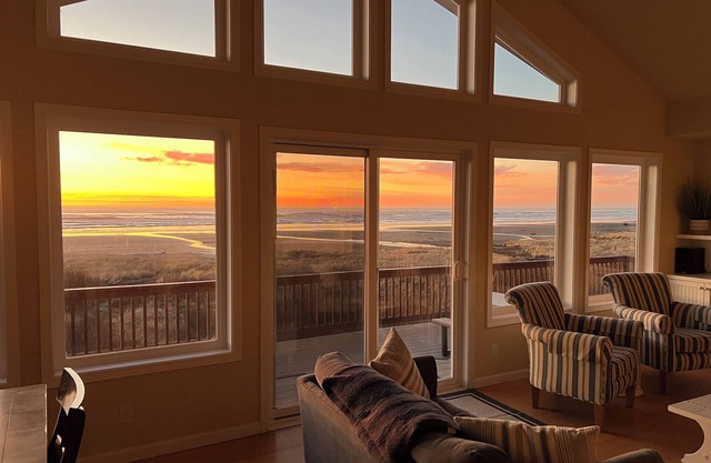 Oceanfront Beach House-Nestled on the N. Beach of the Washington Coast