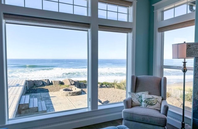 Oceanfront Escape. Cozy & Modern Beach House. Sleeps 10