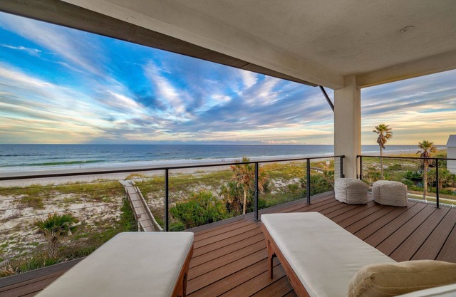 OceanFront Home, Private Beach Access with Hot Tub