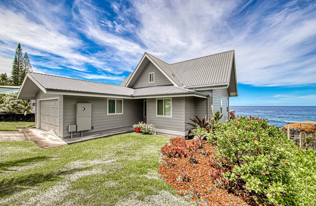 Oceanfront Home w/Incredible Lanai, Great Ocean View, WiFi, Washer/Dryer