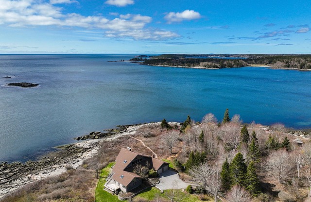 Oceanfront house on 3 acres with vast shoreline & amazing views - dog-friendly