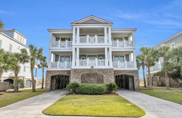 Oceanfront house South Litchfield with pool access, elevator