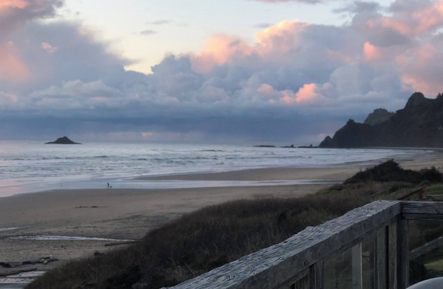 Oceanfront in Lincoln City Roads End - Literally Steps Away From the Beach!