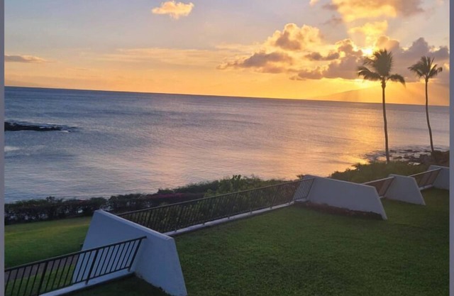 Oceanfront Napili Point 2BR Condo w/A/C – Sunset Lanai, Turtles & Whale Views