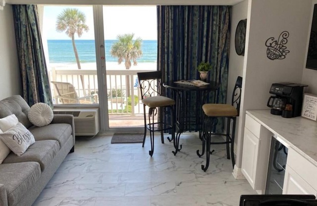 Oceanfront Resort 1king bedroom suite private oceanfront balcony, full kitchen