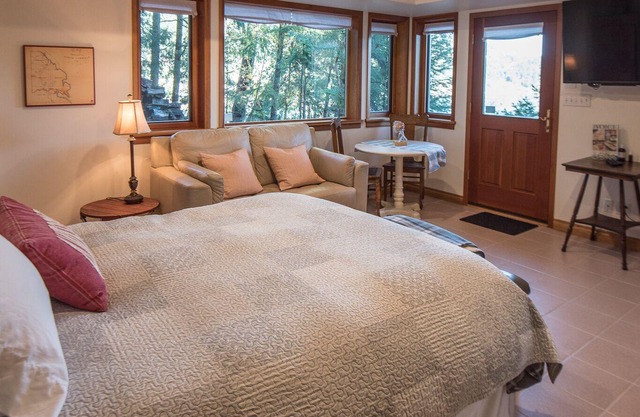 Oceanfront Suite with Hot Tub
