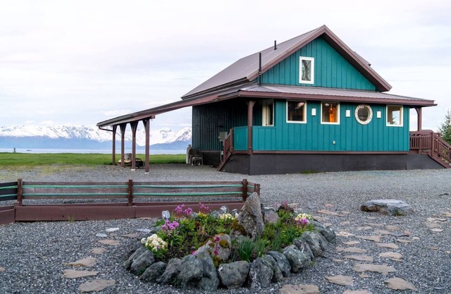 Oceanfront Timber Home on the Bluffs of Kachemak Bay with Hot Tub ♨️✨🌊🦅🌲🫎⛴️