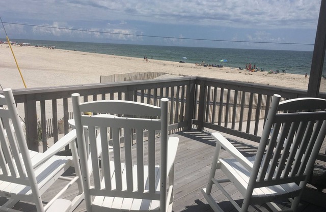 Oceanfront waves & breezes ~ 4 bed/2 bath in Robbins Rest, Fire Island, NY