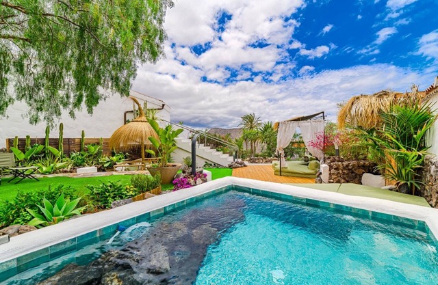 Oceania villa, 2 bed/2 bath, jacuzzi & garden and sea view