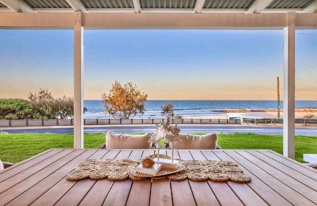 OceanMist Holiday Home - beachfront property!n