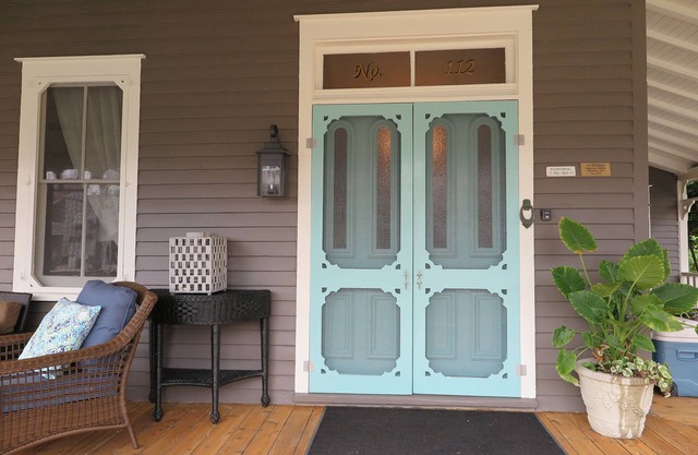 Oceanside 6 houses from beach. Featured in Country Living Mag.SEPT/OCT OPEN