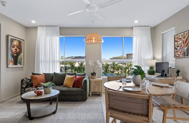 Oceanside at 201 Lake Street- Stylish Urban Retreat: Prime Location Steps from the Esplanade!