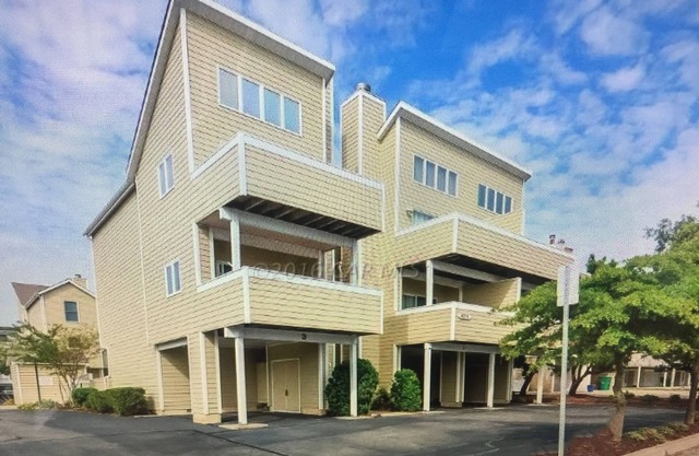 Oceanside Fun in Fenwick Island! Charming retreat steps from beach and pool