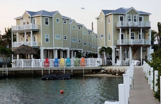 Oceanside home, dock,kayaks,bikes,pool,fishing,107