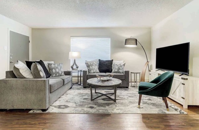 October getaway deal Stylish Galleria Retreat with Saltwater Pool