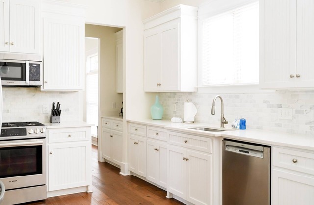 October Special! Large family home w private pool!