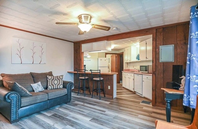 Octopus’s Garden sleeps 5, clean spacious AC, WiFi in sunny Old Orchard Beach