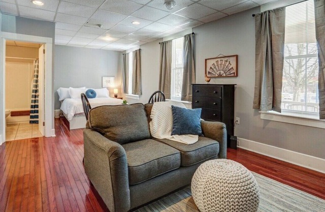 Off Street Parking, Quiet Complex, 1st floor!