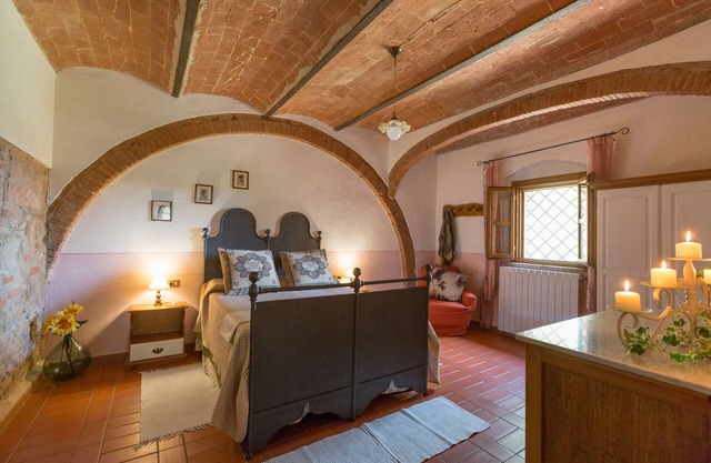 Offer ! Holidays, apartment (Rosa 4 + 2) Area Volterra, San Gimignano and Pisa