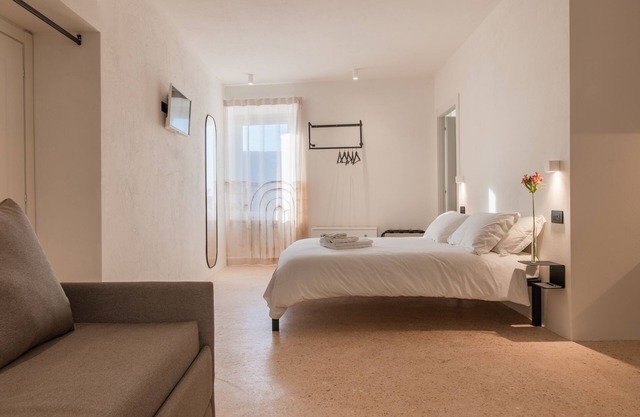 OGNISSANTI SUITES - CISTERNE ROMANE SUITE, Suite with double -bed, private bathroom, kitchenette