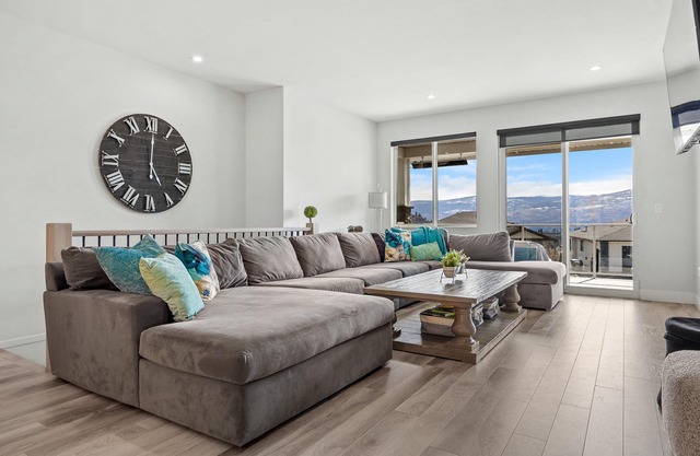 Okanagan Getaway with Salt Water Hot Tub!