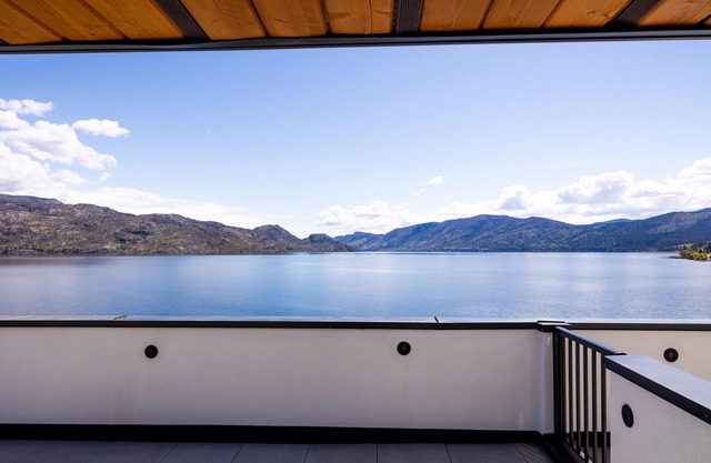 Okanagan Lake Luxury Suite with Kitchen Accommodations across the Lake n