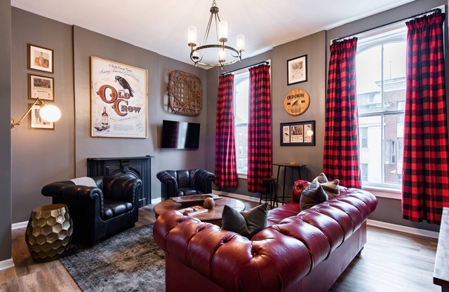 Old Crow Suite, The Woodford Hotel