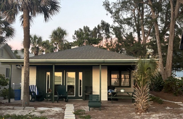 "Old Florida" Beach Cottage-Beachfront!