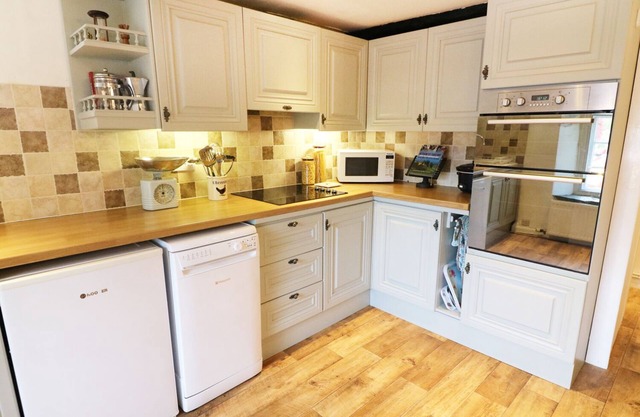 OLD MILL COTTAGE, pet friendly, with open fire in Crook