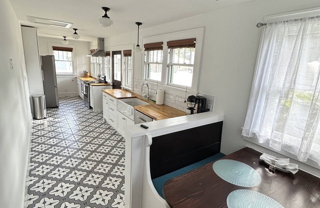 Old NE bungalow, lower level near Black Crow. Walk or Bike with ease to downtown