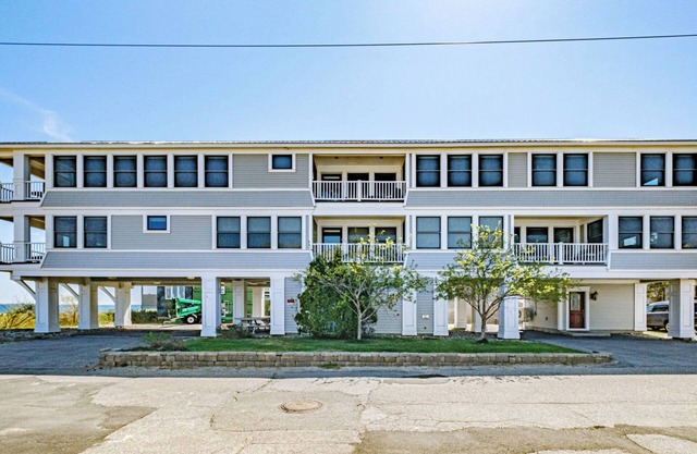 Old Orchard Beach, Spacious, beachfront, 2 bedroom condo