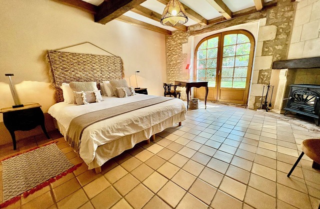 OLD STONE FARMHOUSE WITH SWIMMING POOL