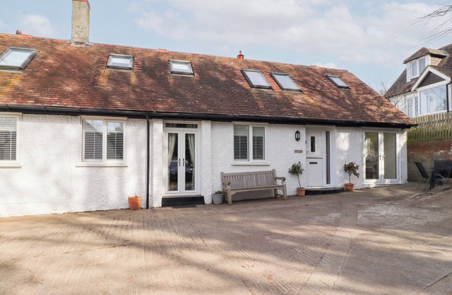OLD STABLE COTTAGE, pet friendly, country holiday cottage in Alnmouth