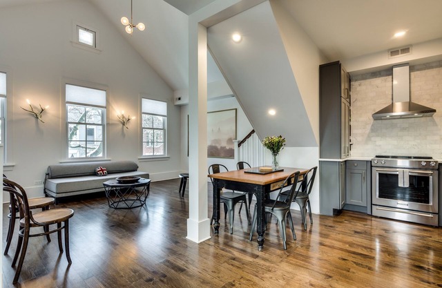 Old Town Chicago at it's finest! Pet Friendly & Recently Renovated Top-Floor Condo Has Everything You Need for a Perfect Windy City Getaway by AllSet Turnover