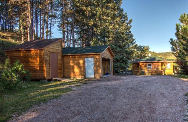 Old Town Cottage: Nestled on a forested hillside on the edge of Hill City