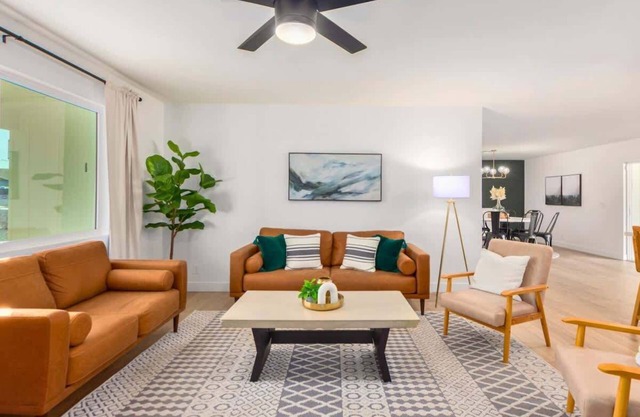 Old Town Getaway Heated Pool, Spa, Gym, Game Room!