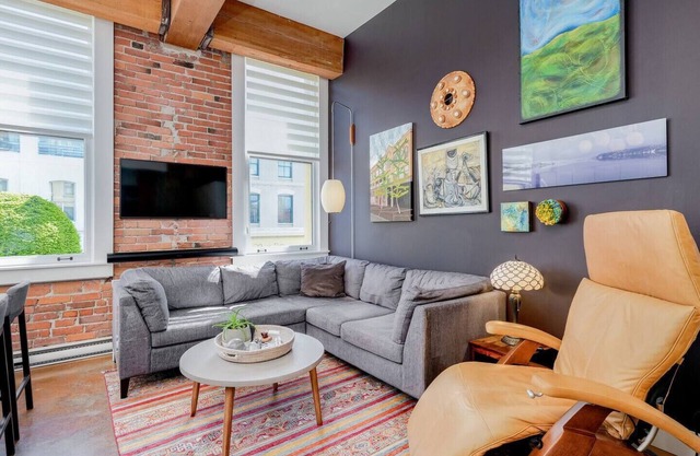 Old Town Retreat-your artful escape in Victoria's historic Old Town by Victoria Prime!